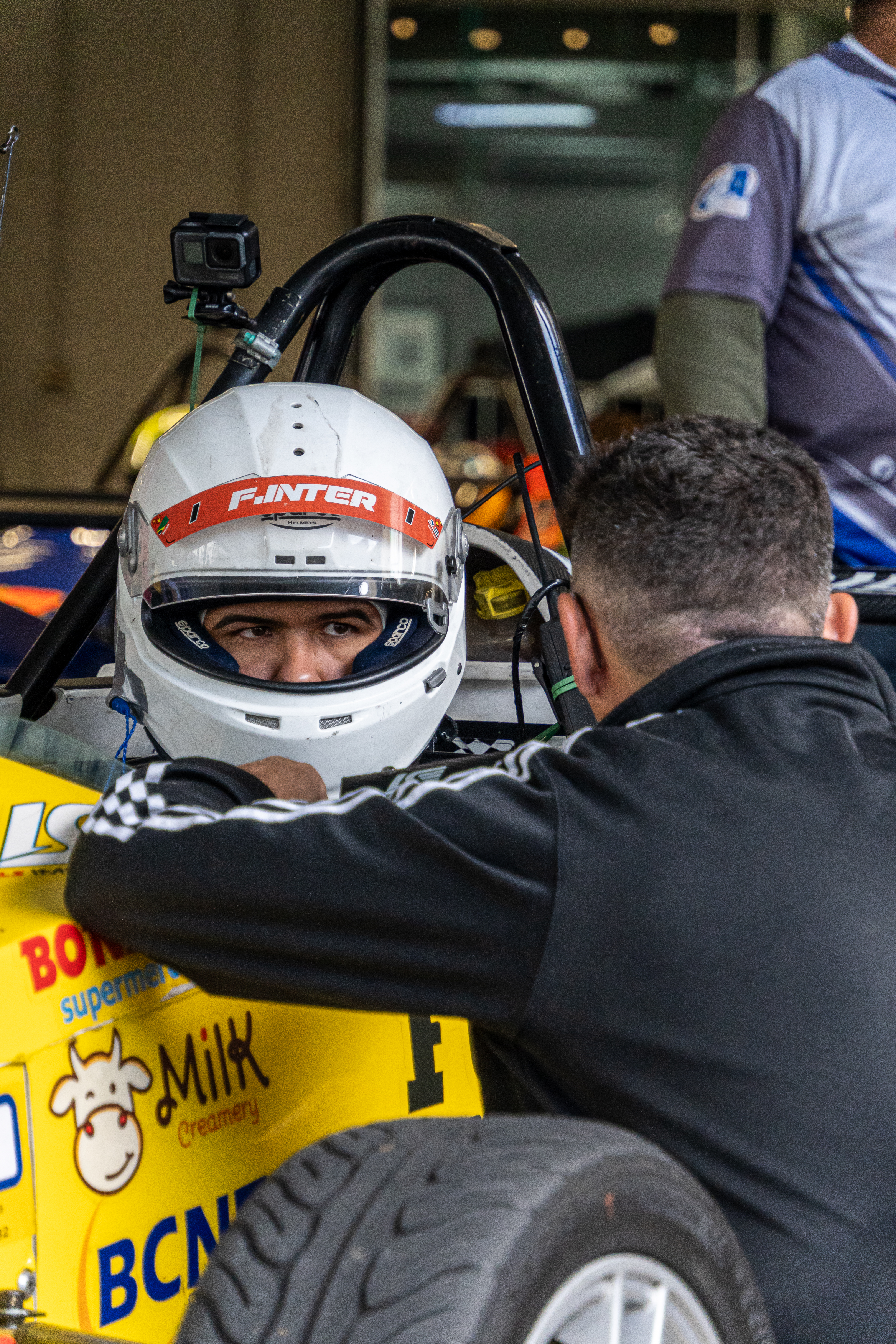 Capacete na pista